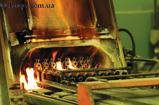 ><p>На севере Италии в провинции Брешия раскинулась живописная долина Валь-Тромпия. Название долины происходит от имени триумпилинов (triumpilini) — народа, проживавшего здесь до прихода римлян. Для нас эта долина представляет интерес по той причине, что благодаря залежам железа и минералов, а также присутствию реки здесь со времен античности активно развивается обработка железа, а позже и металлургическая промышленность, и, как следствие, производство оружия. Поэтому еще во времена Венецианской республики Валь-Тромпия обладала особой автономией и облегченным налоговым режимом.</p><p> Именно здесь в 1526 году в местечке Гардоне оружейных дел мастер Бартоломео Беретта основал предприятие по производству оружия, которое в течение без малого пяти веков продолжает принадлежать и оставаться в управлении у семьи Беретта.</p><p> До 1900 года фирма выпускала охотничьи и спортивные ружья, которые отличались завидным качеством и были широко известны. В 1915 году, в связи с первой мировой войной,