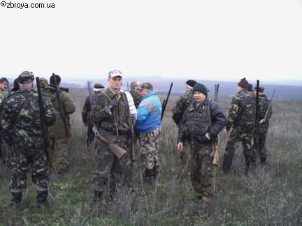 > <p>После этого оторвал себе полосочку мяса со спины лещевой и только надкусить собрался, как телефон зазвонил. Какая, думаю, зараза мне всю идиллию портит? Ответил, а это вовсе и не зараза, а друг мой Шайкан Андрей на охоту пригласить позвонил. Завтра, говорит, открытие по пушному и место в экипаже имеется, потому как он, Андрей поехать не может, а за рулем будет его отец Валерий Александрович. Кроме того, еще поедут с нами Воронченки отец и сын. Одним словом в экипаж подобралась славная компания, так что грех не поехать. Договорились мы быстренько о месте и времени встречи, и я вернулся к лещу и пиву.</p> 