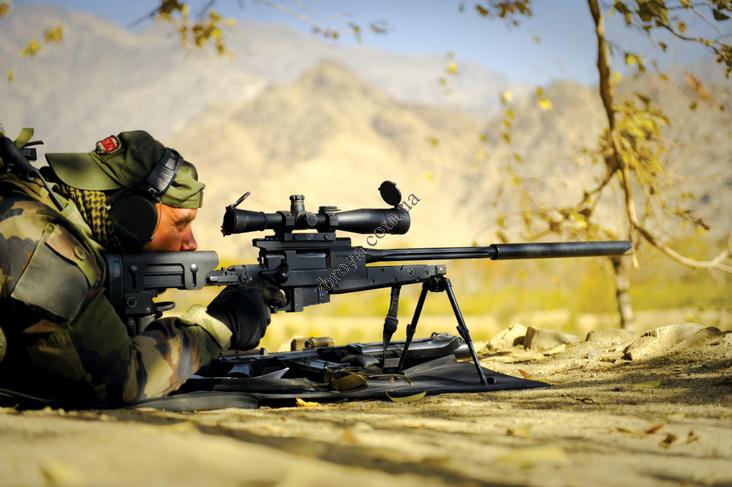 > <p>Идея нарезов канала ствола для предания вращения пуле в полете не была новой. Оружейные мастера знали об этой технологии еще в конце XV в. Впервые нарезы в стволах своих ружей начал делать в 1498 году венский оружейник Гаспар Цольнер. Однако его нарезы были продольными. Винтовые нарезы появились в Германии несколько позже. Но потребовалось более двухсот лет, чтобы преимущества нарезного оружия были по достоинству оценены стрелками и оно стало широко применяться как на охоте, так и на войне. Ведь поначалу у нарезной винтовки был существенный недостаток, из-за которого она так долго не могла стать стандартным оружием пехоты. Из гладкоствольного мушкета опытный стрелок мог сделать 2-3 выстрела в минуту. Тогда как трудности дульного заряжания пули в нарезной ствол, несмотря на ряд изобретений (в частности — обматывание пули в промасленную паклю и др.), снижали скорострельность винтовки в несколько раз. Поэтому военные долго предпочитали пользоваться мушкетами различного калибра, компенсируя недостаточную точность и дальность стрельбы плотностью огня. Винтовками же лишь кое-где вооружались небольшие стрелковые команды.</p><p> Однако постепенно в Центральной Европе нарезная винтовка приобретала все большую популярность. На многочисленных торговых ярмарках Магдебурга, Базеля, Праги любой желающий мог принять участие в соревнованиях на меткость стрельбы и выиграть ценный приз. За точность и дальность боя нарезную винтовку полюбили не только ярмарочные стрелки, но и егеря, обслуживавшие обширные охотничьи угодья австрийской и немецкой знати. Благодаря им винтовку даже стали называть