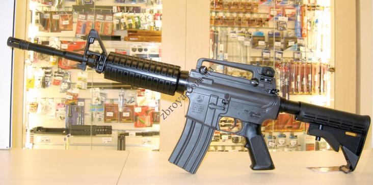 > <p>Фіксатор магазину і перемикач режимів вогню функціональні як у справжнього, а от кнопка затворної затримки у привода виконує декоративну роль.</p><p> Деякі виробники, вдосконалюючи свої вироби та приваблюючи клієнтів, надають кнопці затворної затримки певного роду функціонального навантаження — затримувати внутрішню шторку, то що.</p><p> А фірма Systema розробила для тренування солдат спеціальну серію — Professional Training Weapon (PTW), вона повністю копіює бойовий аналог за розмірами, вагою, матеріалами, і кнопка затворної затримки функціональна — вставив новий магазин, натискай, бо не запрацює!</p><p> Прицільні засоби повністю функ-ціональні, кришка віконця викиду гільз відкриває доступ до регулювання вузла хоп-ап, ручка затвора, кнопка досилання затвора — декоративні.</p><p> І нарешті головна відмінність — внутрішня конструкція.</p> 