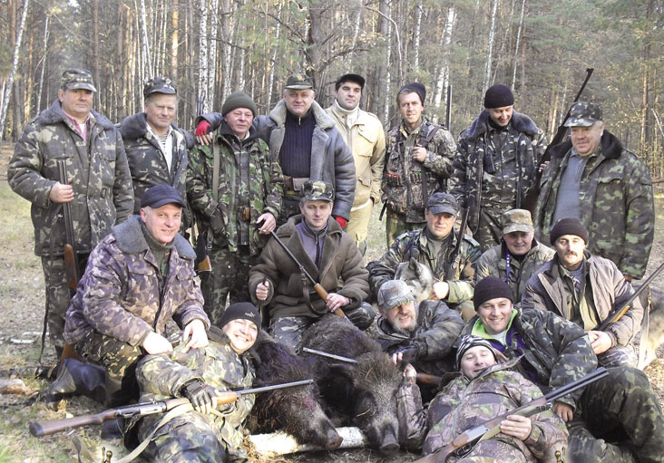 ><p>Место сбора располагалось в березовой роще, где с правой стороны виднелось небольшое озерцо, покрытое ледовой коркой. Тут нас ожидал директор охотничьего клуба Владимир и его команда егерей. Порадовало также присутствие двух верных псов-лаек — Айка и Карат. Ведь любому охотнику известно, что там, где есть собаки — охота, как правило, результативная.</p><p> Короткое знакомство, заполнение документов и, естественно, инструктаж, где было акцентировано внимание на безопасности охотников на линии номеров. Охота будет проводиться только на кабана, и стрелять зверя можно только пулей — это было одно из условий принимающей стороны. Что ж, теперь можно начинать охоту.</p><p> Проехав пару километров, мы оказались в сосново-березовом лесу. Команда загонщиков заняла позицию на берегу заросшего камышом болота. С нами остался только один егерь — Александр, который и будет расставлять номера.</p>