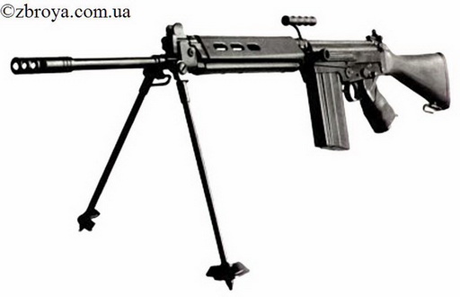 > <p>Работы над FN FAL-ом проводились в 1948-1951 гг. в городе Герсталь под Льежем инженерами фирмы Fabrique Nationale D'Armes de Guerre (FN) под руководством Дидьена Севе.</p><p> Схема работы автоматики винтовки в немалой степени базировалась на принципах конструкции самозарядной винтовки системы Токарева СВТ-38/40. Такие узлы, как газоотводный и запирания были просто заимствованы из советских разработок.</p><p> Окончательный вариант винтовки был сделан под патрон 7.62 51 NATO.</p>