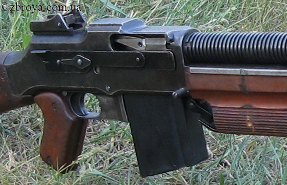 ><p>Наряду со сторонниками применения нового вида оружия имелись и противники, которые аргументировали свою позицию в основном сложностью оружия и большим расходом боеприпасов.</p><p> Возможно, поэтому разработка и внедрение автоматического стрелкового оружия протекали вяло, в основном за счет усилий отдельных энтузиастов.</p><p> Тем не менее станковые пулеметы к началу Первой мировой войны были при 