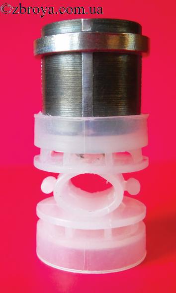 > <p></p><p><strong>Характеристика пули</strong></p><p> 1. Пуля показала отличную кучность, так как, стальной корпус не дает пуле деформироваться в канале ствола и она покидает ствол абсолютно правильной формы.</p><p> Пуля отлично центрируется в стволе с помощью свинцового пояска и пластикового пыжа.</p><p> 2. Отсутствие деформации в канале ствола, позволяет применять максимально допустимые навески пороха, как следствие обеспечивает максимально дульную энергию и соответствено максимальную энергию на всех дистанциях стрельбы.</p><p> 3. Пуля обладает отличной экспансивностью, что позволяет полностью реализовать энергию пули при встрече с целью, что предопределяет отличное останавлюещее действие.</p><p> При встрече с целью пуля делится на 5 частей (4 стальных сектора и свинцовый сердечник), каждая из которых обладает достаточной энергией для поражения цели. Причем свинцовый сердечник продолжает прямолинейное движение при поражении цели, остальные сектора расходятся радиально в разные стороны, нанося глубокие и обширные раны, что позволяет быстро остановить зверя, и добыть его гуманно, без длительных преследований, подранков.</p> 