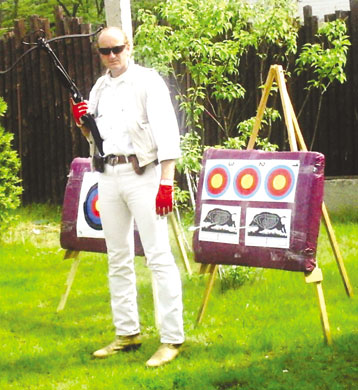 > <p>Конструктивно любой арбалет представляет собой ложу с направляющей для стрел, с установленным в ее передней части луком и спусковым устройством в средней ее части. Сами по себе элементы конструкции могут быть весьма разнообразны — так дуга арбалетного лука могла изготавливаться из одного или нескольких слоев дерева, быть сложно-составной (из дерева, сухожилий и роговых накладок)</p>