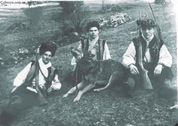 ><p>Традиційне полювання на Гуцульщині мало індивідуально — колективний характер. Це було насамперед спричинено невеликою густотою населення та ментальністю гуцулів. Кожен мисливець або невеличка група мала свою чітко визначену територію, так званий ревір. На цій території, яка, за словами мисливців, була дарована їх прадідам Богом і вони мали право там полювати. 